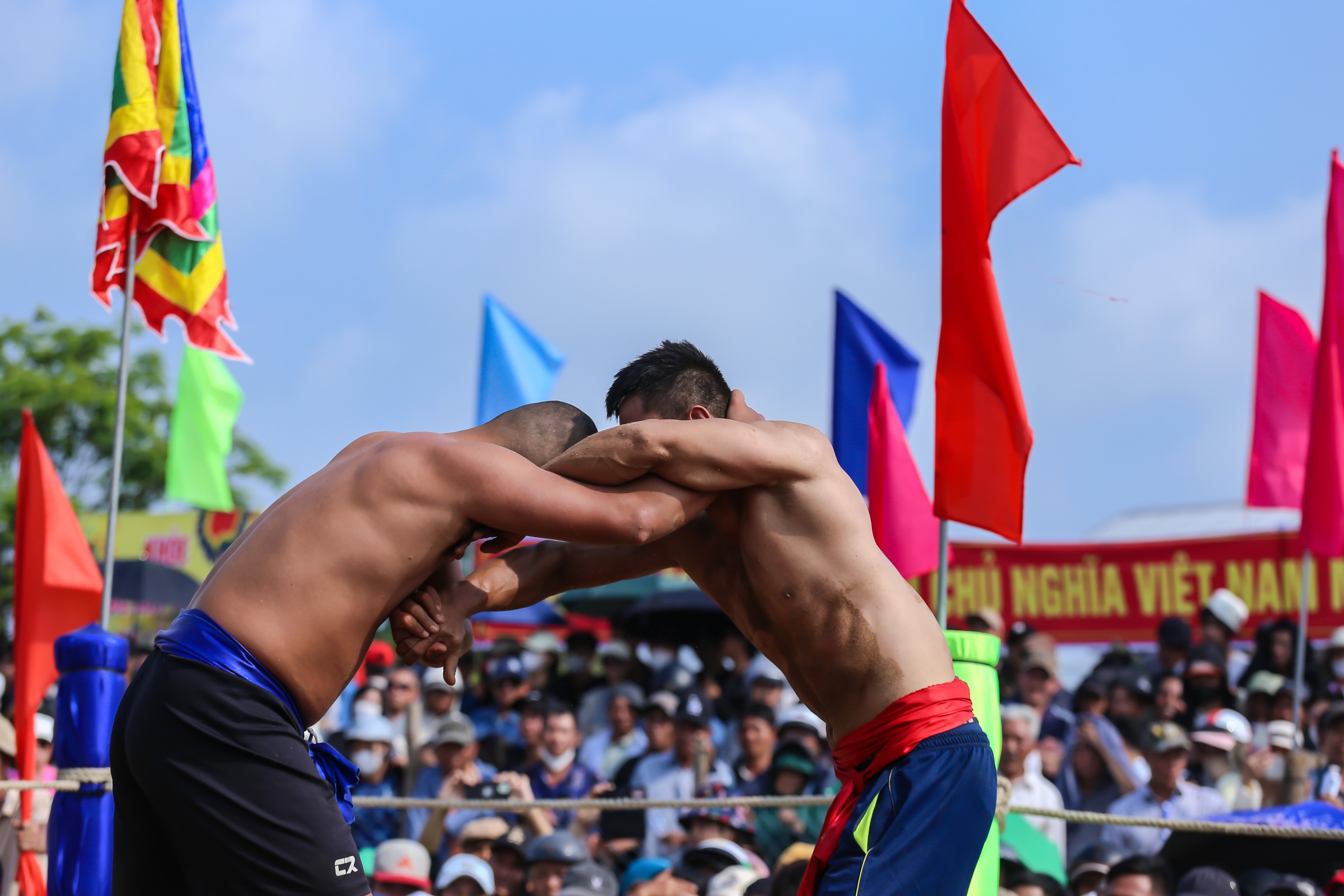 Xem thanh niên trai tráng so tài kịch tính ở hội vật có từ thời chúa Nguyễn- Ảnh 3. Xem thanh niên trai tráng so tài kịch tính ở hội vật có từ thời chúa Nguyễn- Ảnh 3.