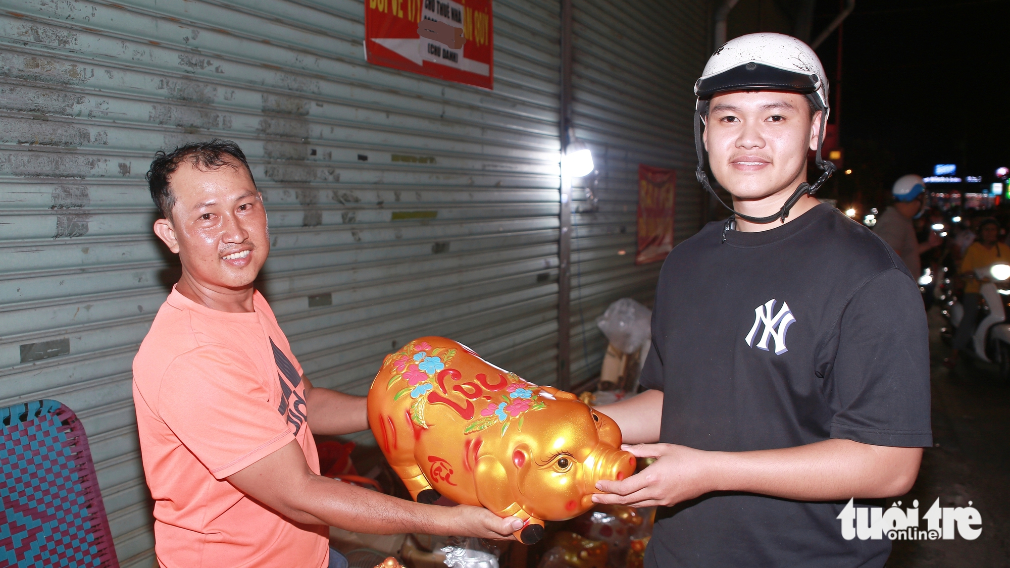 Heo đất bán chạy ngày vía Thần Tài, người dân 'nuôi heo' để sắm vàng 2 Heo đất bán chạy ngày vía Thần Tài, người dân 'nuôi heo' để sắm vàng - Ảnh 2.