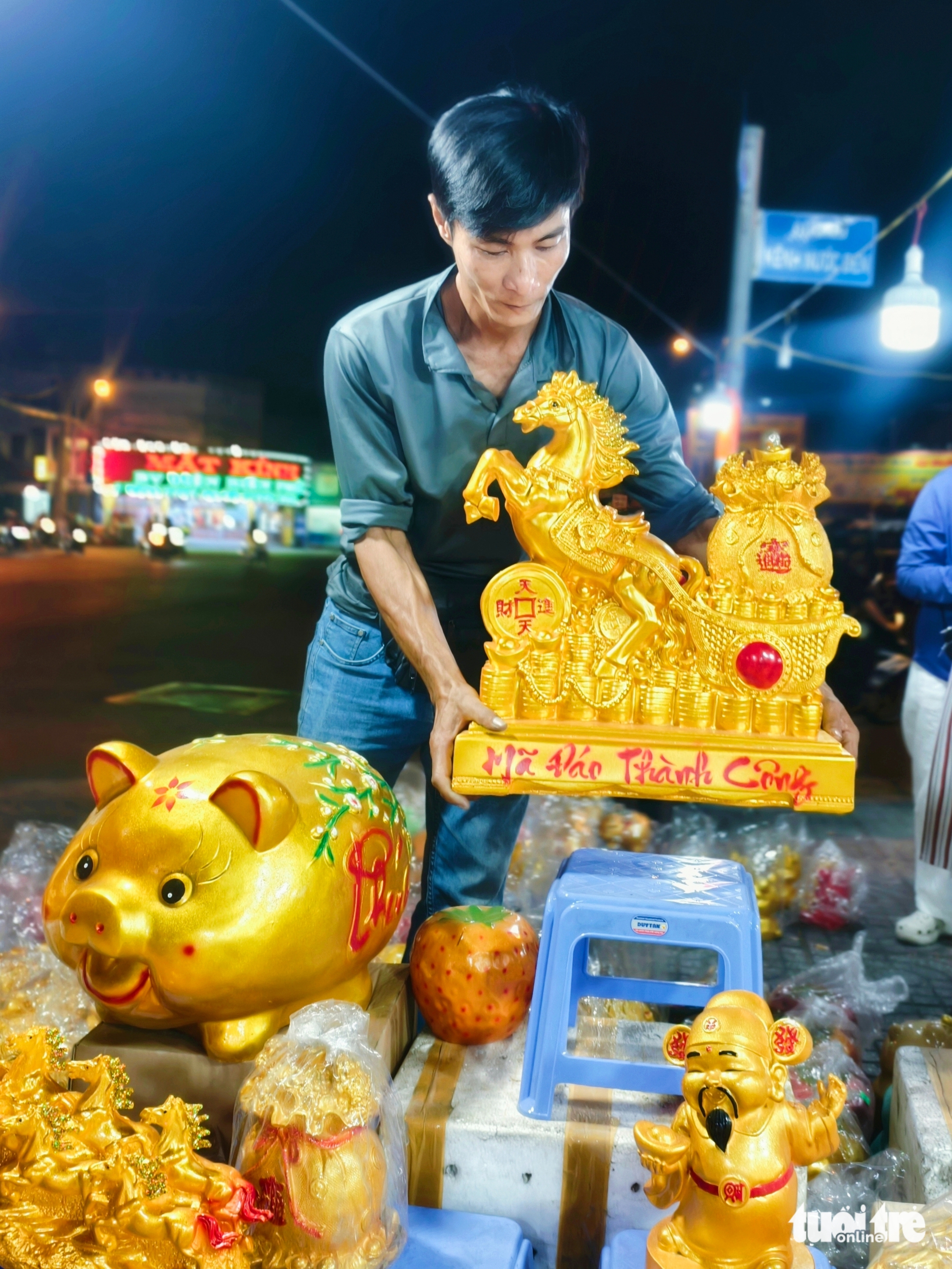 Heo đất bán chạy ngày vía Thần Tài, người dân 'nuôi heo' để sắm vàng 3 heo đất - Ảnh 3.