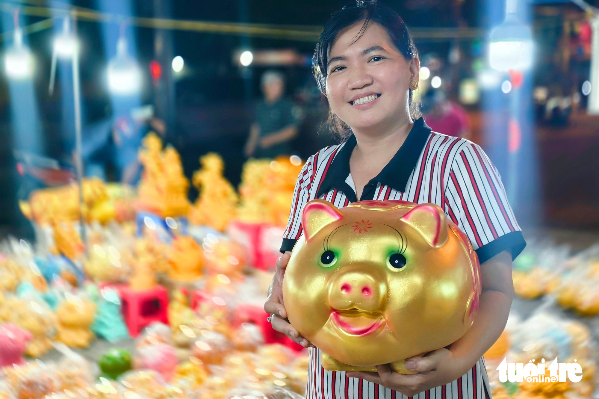 Heo đất bán chạy ngày vía Thần Tài, người dân 'nuôi heo' để sắm vàng 4 heo đất - Ảnh 4.