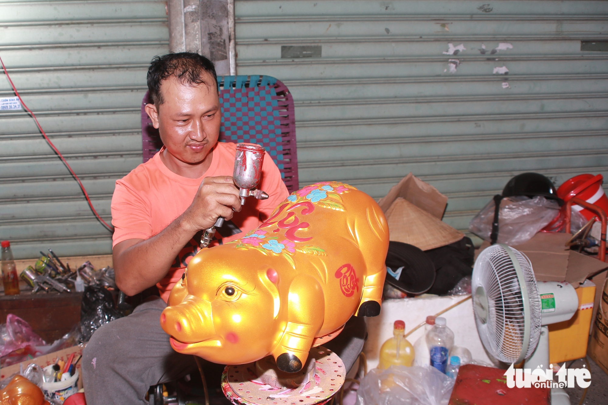 Heo đất bán chạy ngày vía Thần Tài, người dân 'nuôi heo' để sắm vàng 6 heo đất - Ảnh 6.