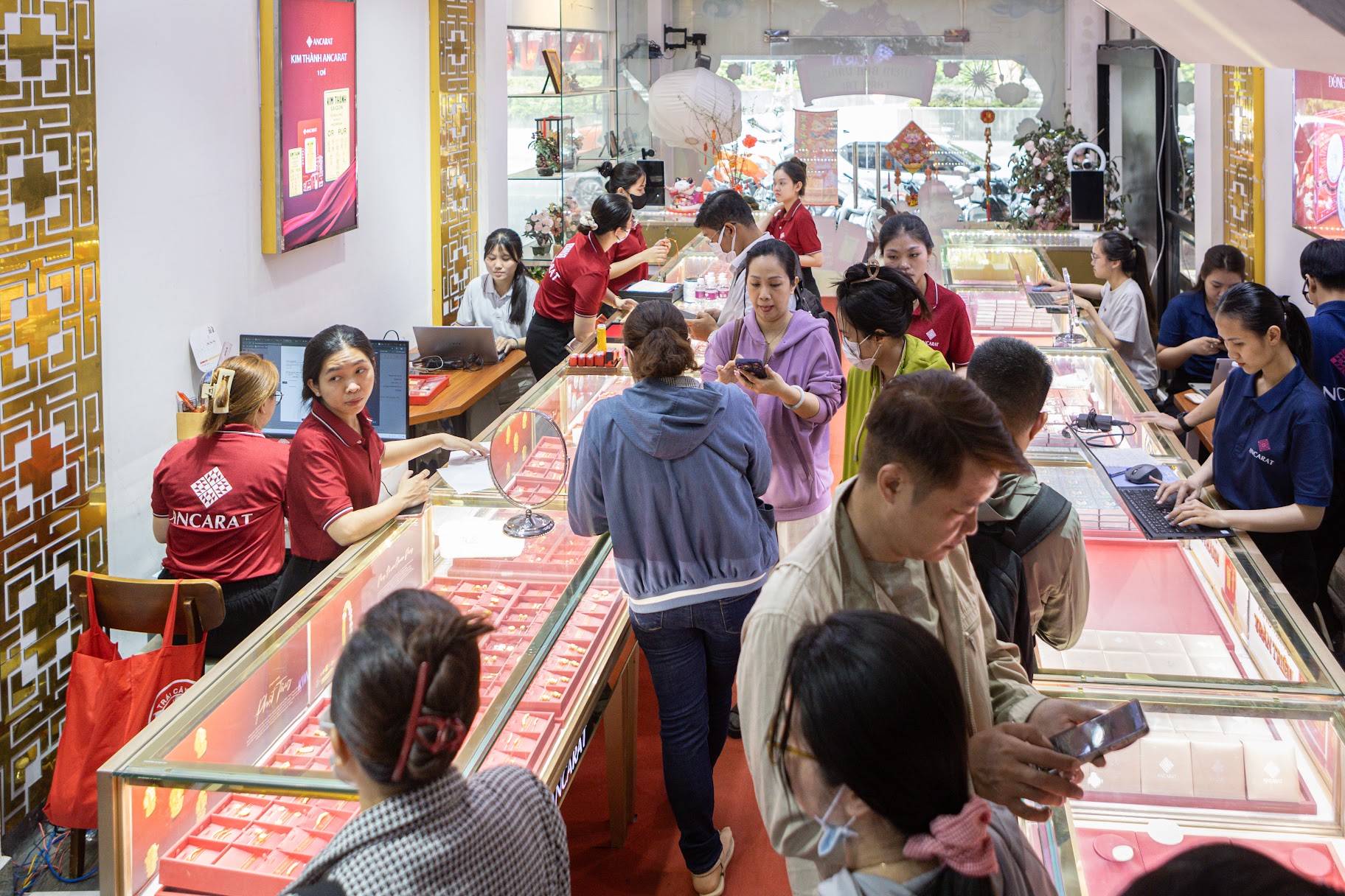 Sinh viên xếp hàng lấy tem phiếu mua vàng bạc ngày vía Thần Tài với thù lao 150.000 đồng/lượt- Ảnh 2.