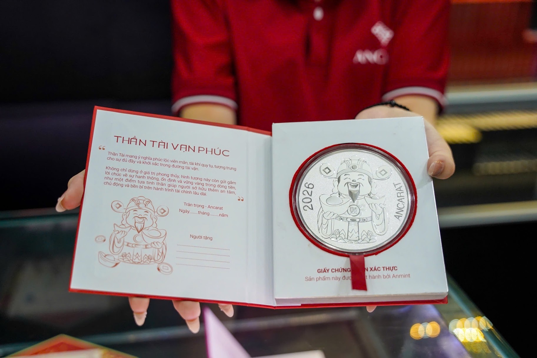 Sinh viên xếp hàng lấy tem phiếu mua vàng bạc ngày vía Thần Tài với thù lao 150.000 đồng/lượt- Ảnh 3.