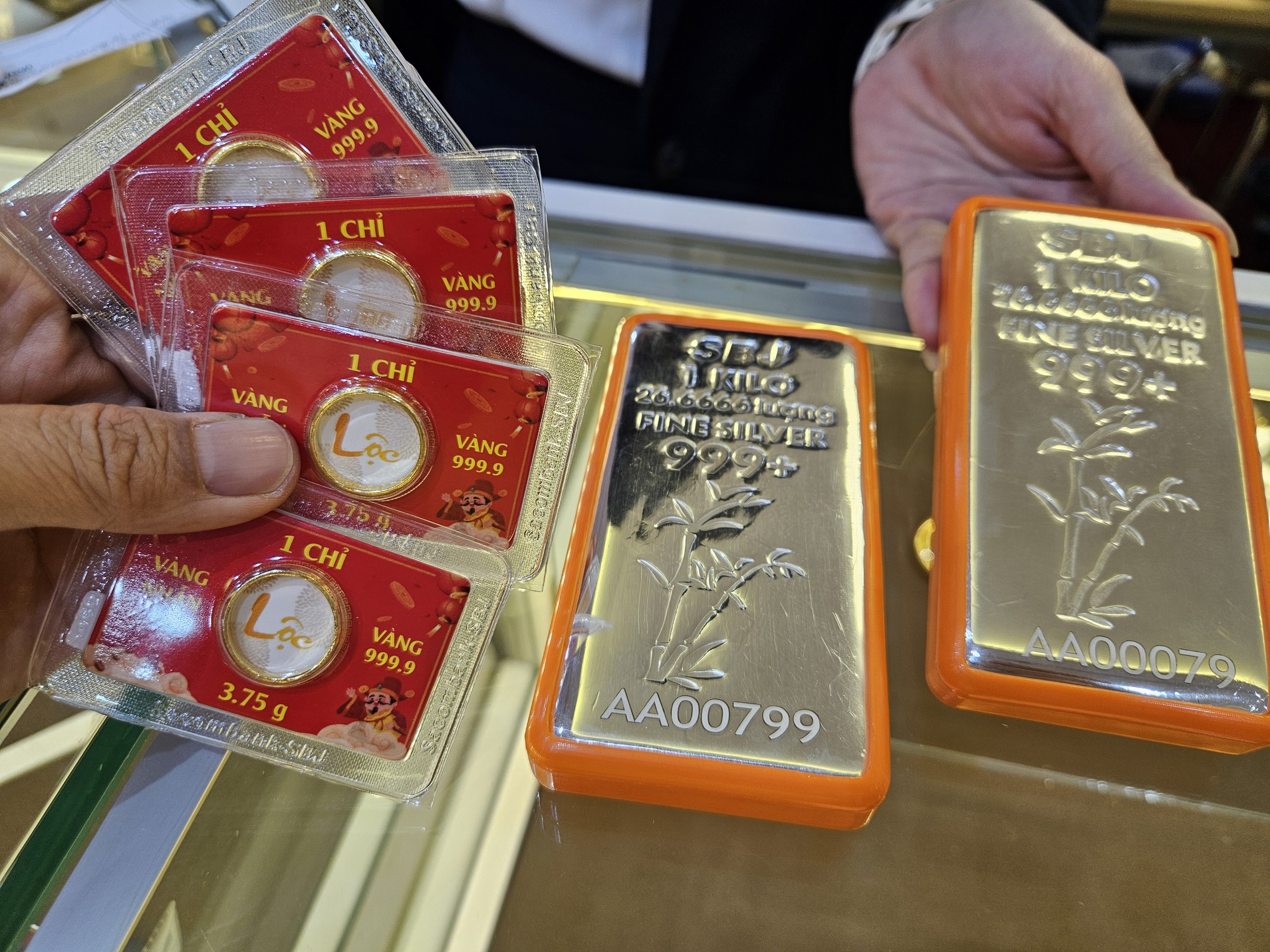 Giá bạc hôm nay 26 - 2: Khách hàng xếp hàng mua bạc Thần Tài tăng mạnh - Ảnh 8.