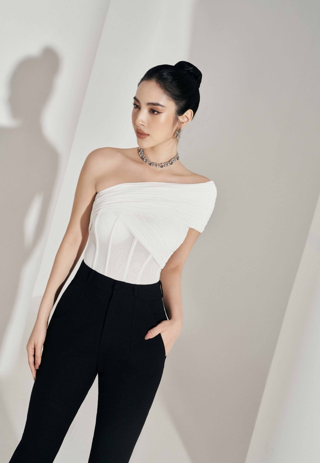 Khoe vai trần gợi cảm đầy tinh tế với áo lệch vai - Ảnh 3.
