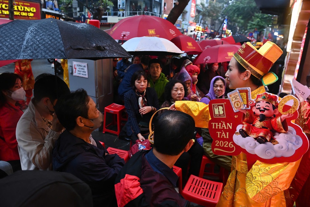 Mua vàng vía Thần Tài năm ngoái, năm nay lãi gần 100 triệu/lượng - 2