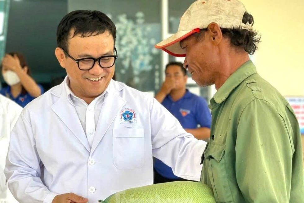 Cấp cứu trên không, “đưa viện về làng” và trăn trở của những thầy thuốc trẻ - 4 Cấp cứu trên không, “đưa viện về làng” và trăn trở của những thầy thuốc trẻ - 4