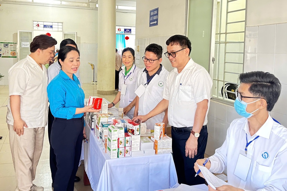 Cấp cứu trên không, “đưa viện về làng” và trăn trở của những thầy thuốc trẻ - 7