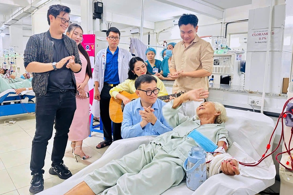 Cấp cứu trên không, “đưa viện về làng” và trăn trở của những thầy thuốc trẻ - 8