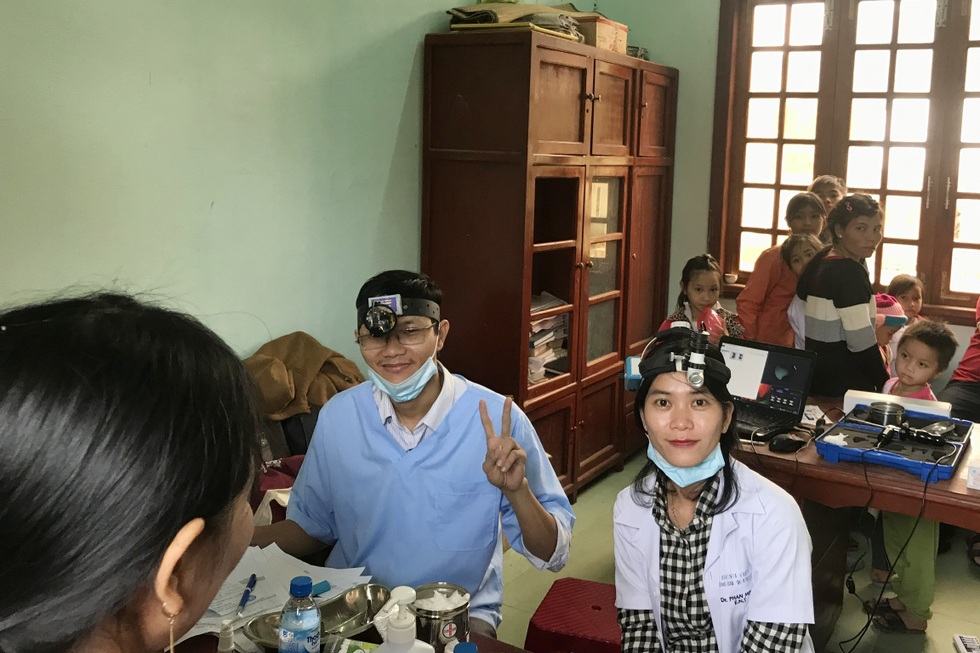 Cấp cứu trên không, “đưa viện về làng” và trăn trở của những thầy thuốc trẻ - 9