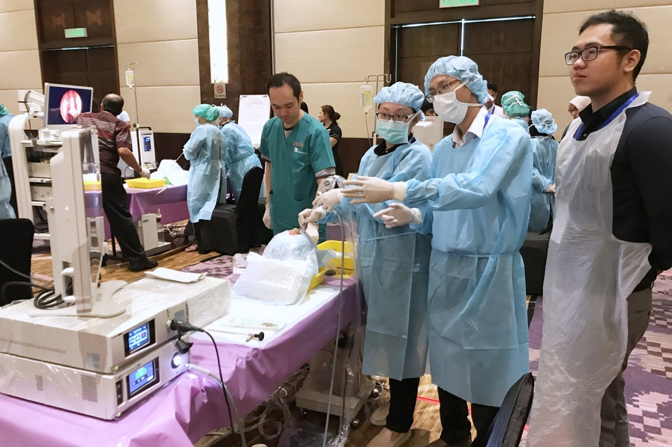 Cấp cứu trên không, “đưa viện về làng” và trăn trở của những thầy thuốc trẻ - 12 Cấp cứu trên không, “đưa viện về làng” và trăn trở của những thầy thuốc trẻ - 12