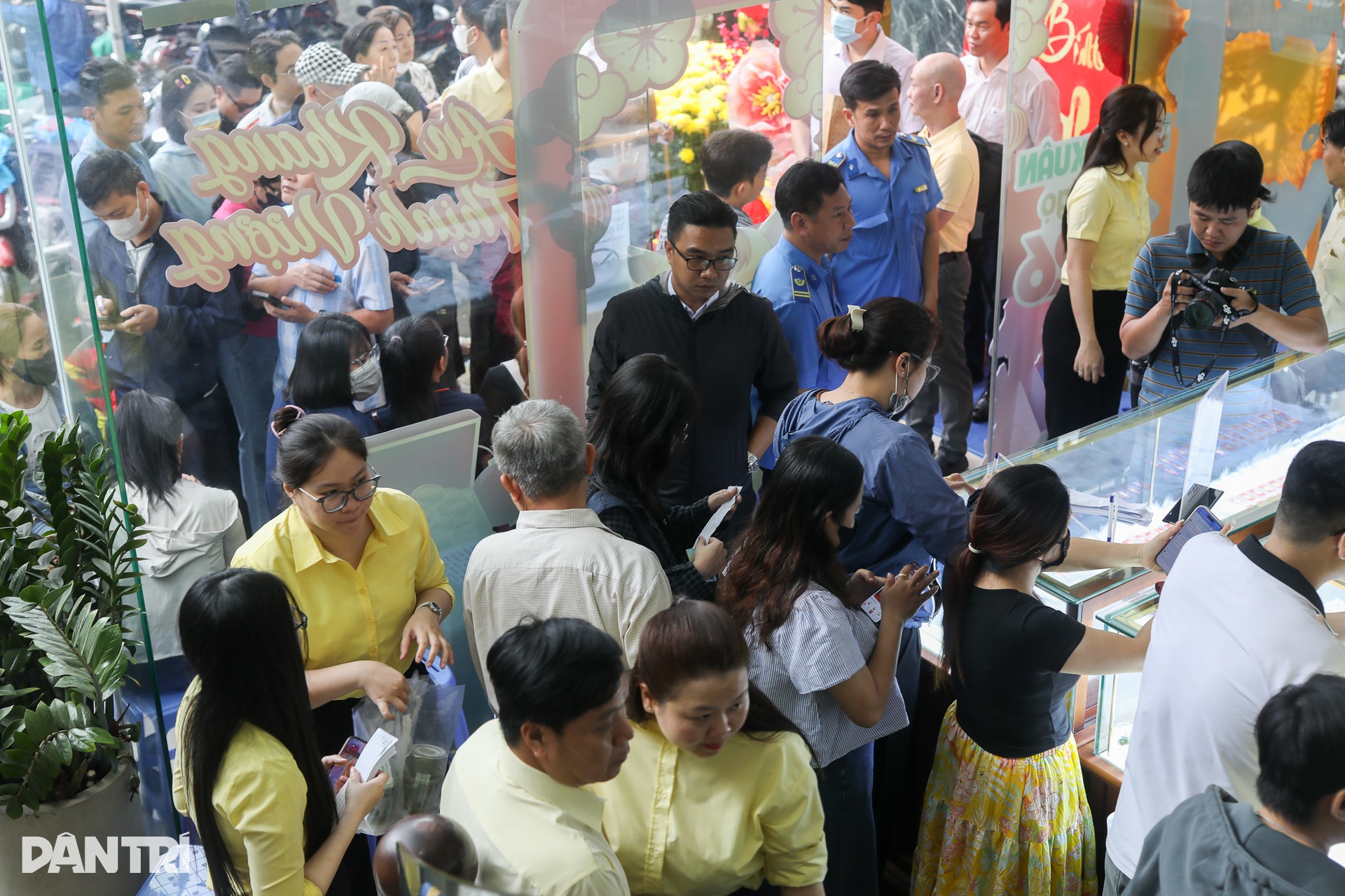 Dòng người đội mưa mua vàng ngày vía Thần Tài, vàng miếng mini cháy hàng - 2