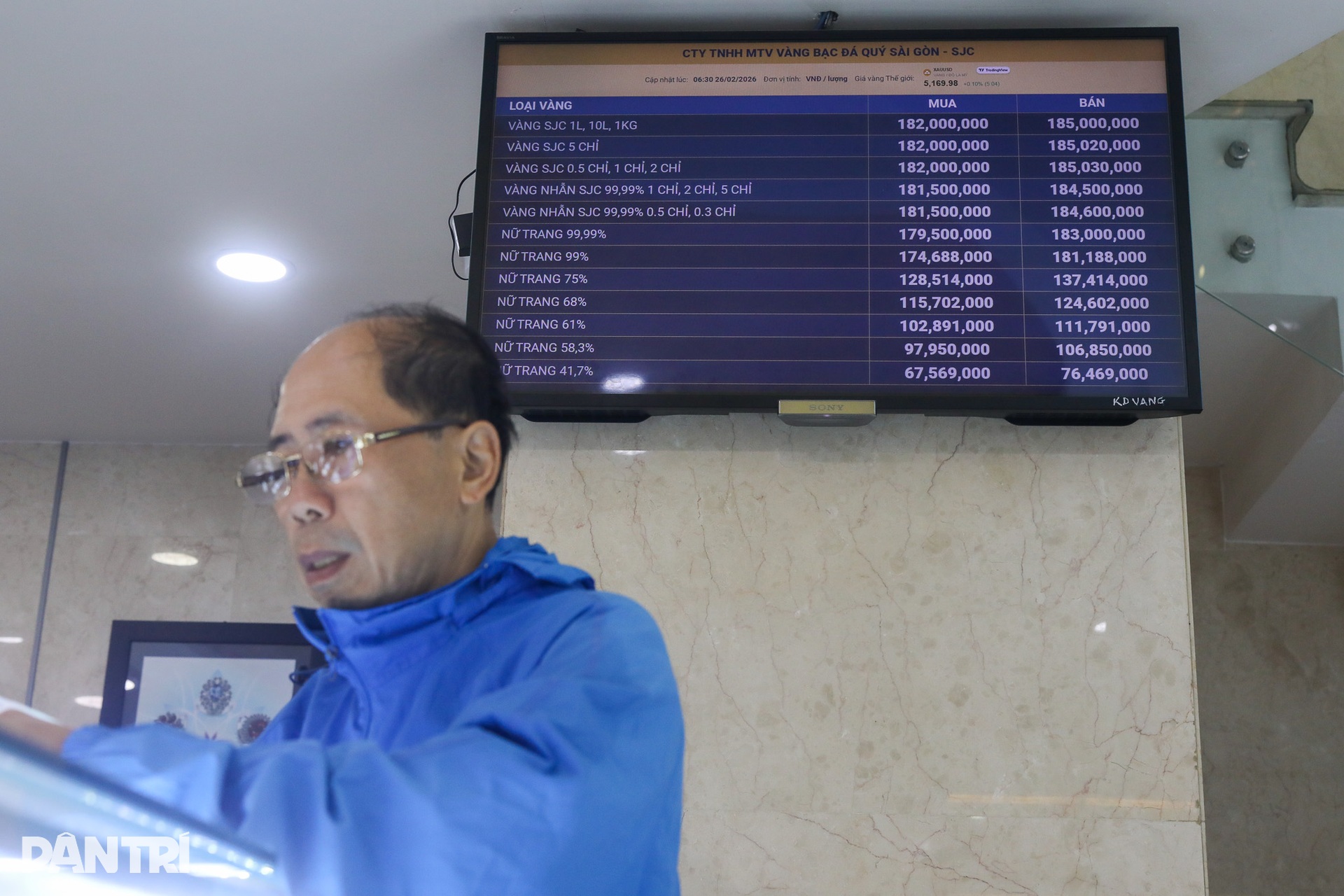 Dòng người đội mưa mua vàng ngày vía Thần Tài, vàng miếng mini cháy hàng - 3