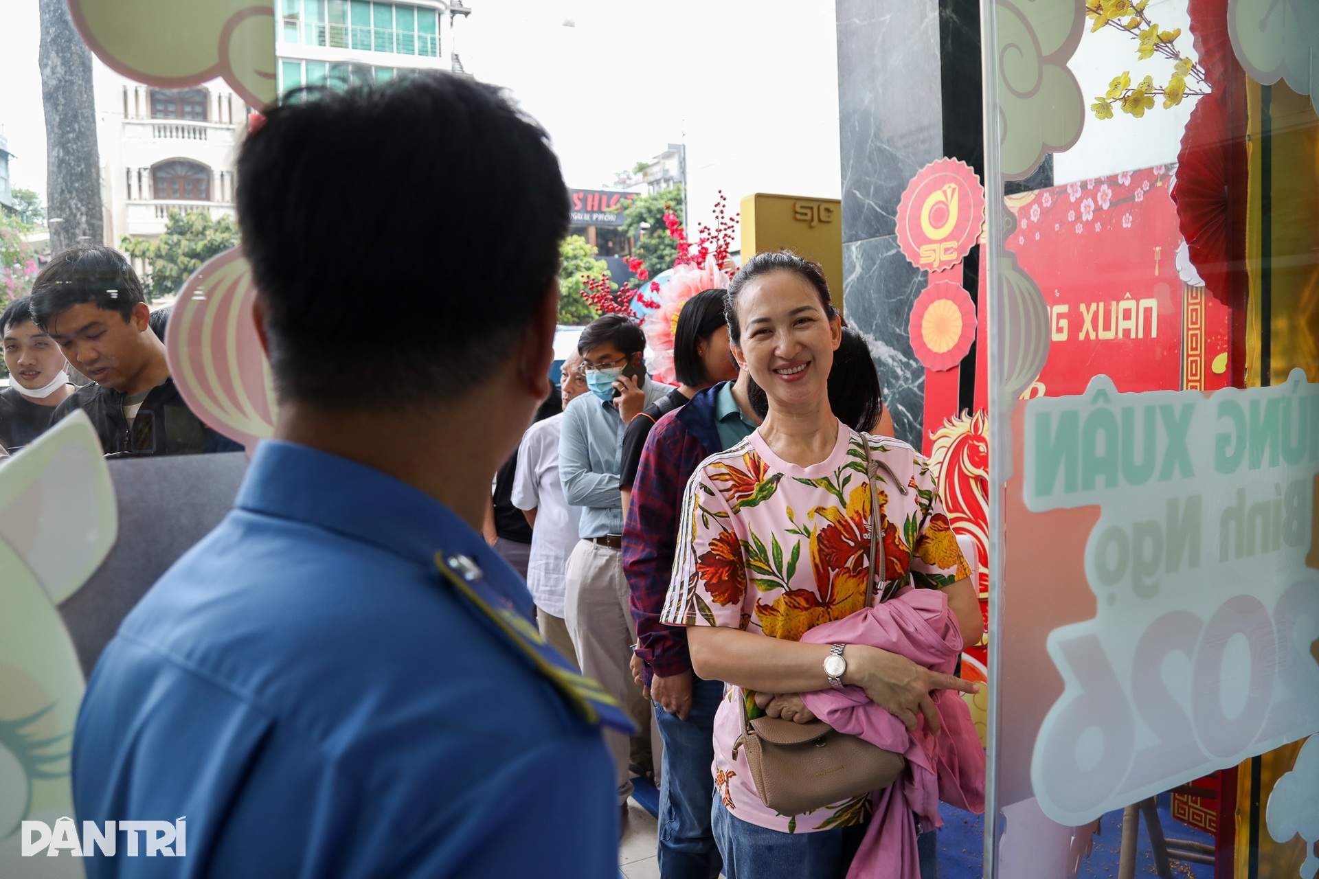 Dòng người đội mưa mua vàng ngày vía Thần Tài, vàng miếng mini cháy hàng - 5