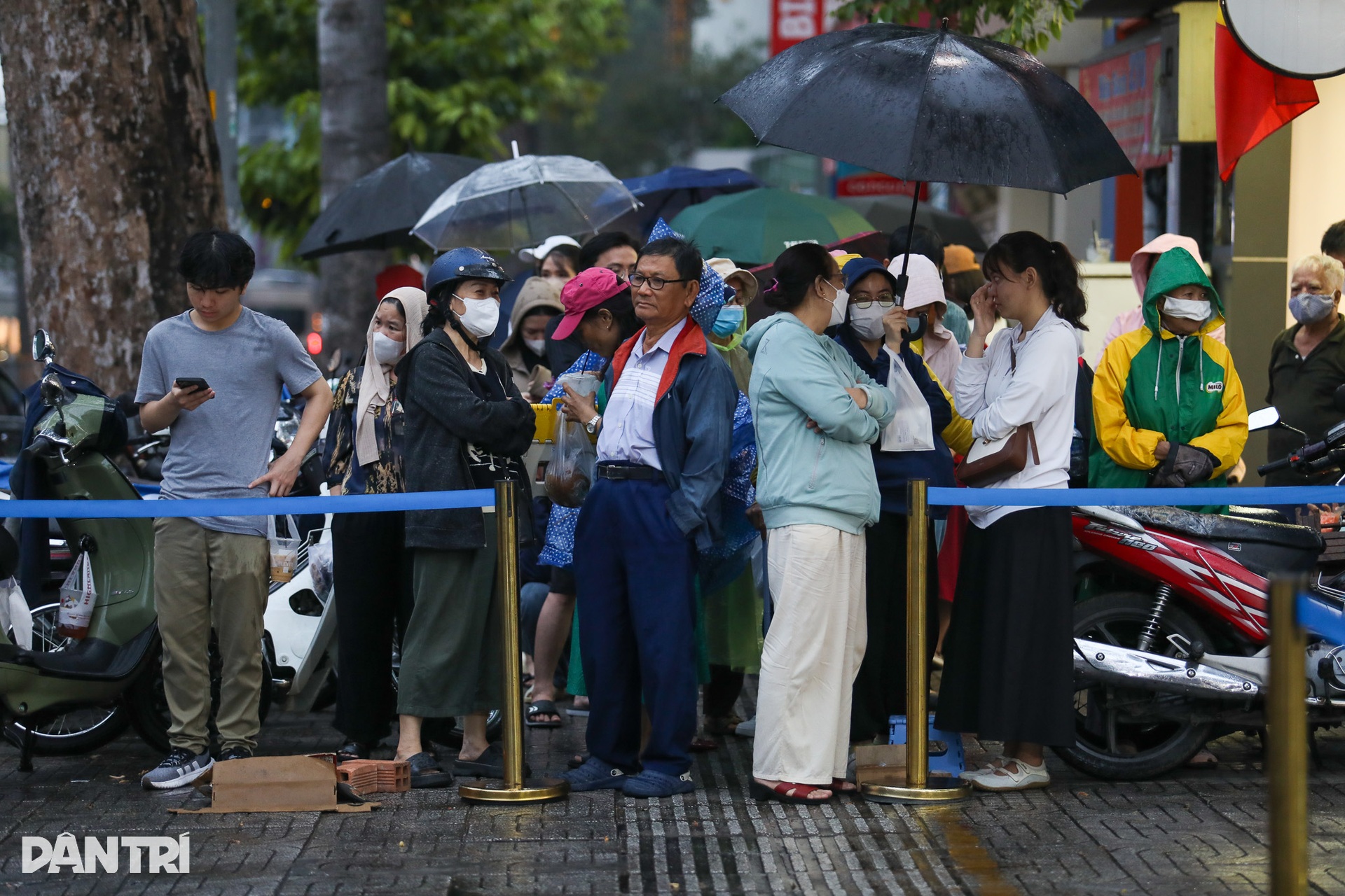Dòng người đội mưa mua vàng ngày vía Thần Tài, vàng miếng mini cháy hàng - 6