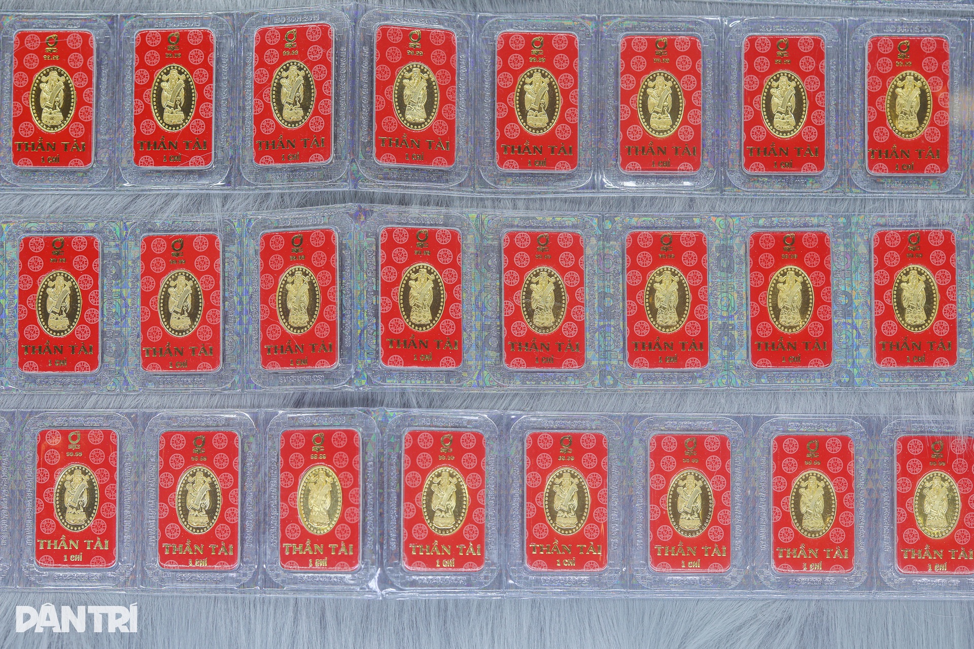 Dòng người đội mưa mua vàng ngày vía Thần Tài, vàng miếng mini cháy hàng - 7