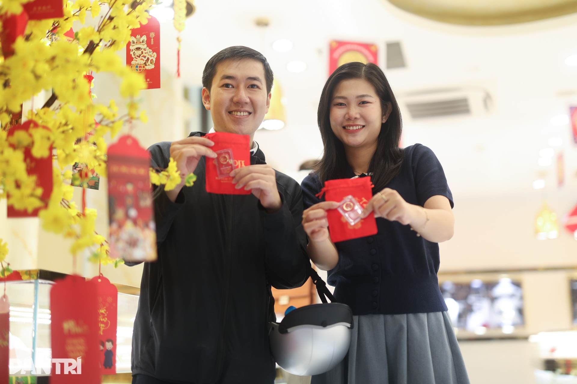 Dòng người đội mưa mua vàng ngày vía Thần Tài, vàng miếng mini cháy hàng - 8