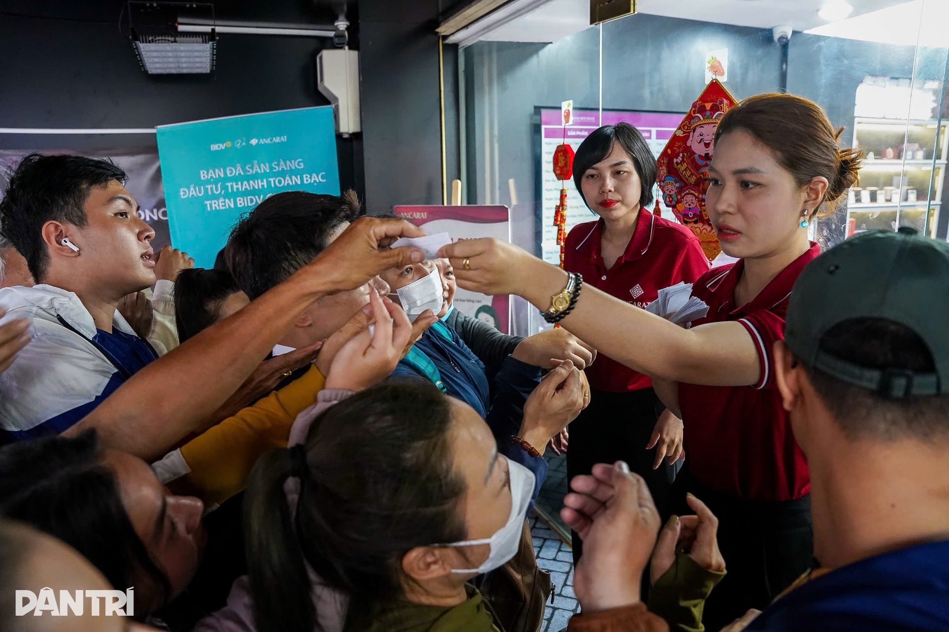 Dòng người đội mưa mua vàng ngày vía Thần Tài, vàng miếng mini cháy hàng - 9