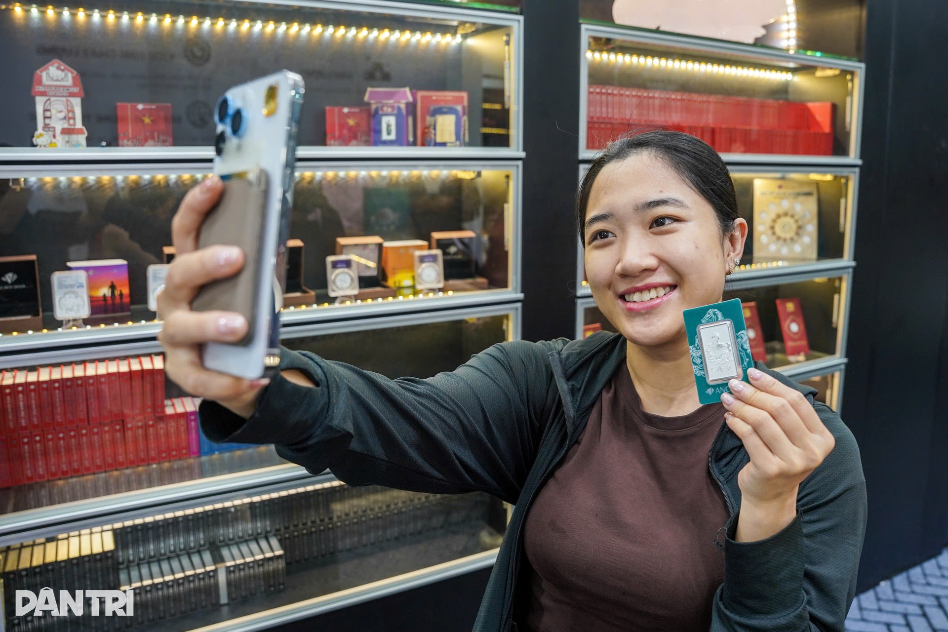 Dòng người đội mưa mua vàng ngày vía Thần Tài, vàng miếng mini cháy hàng - 11