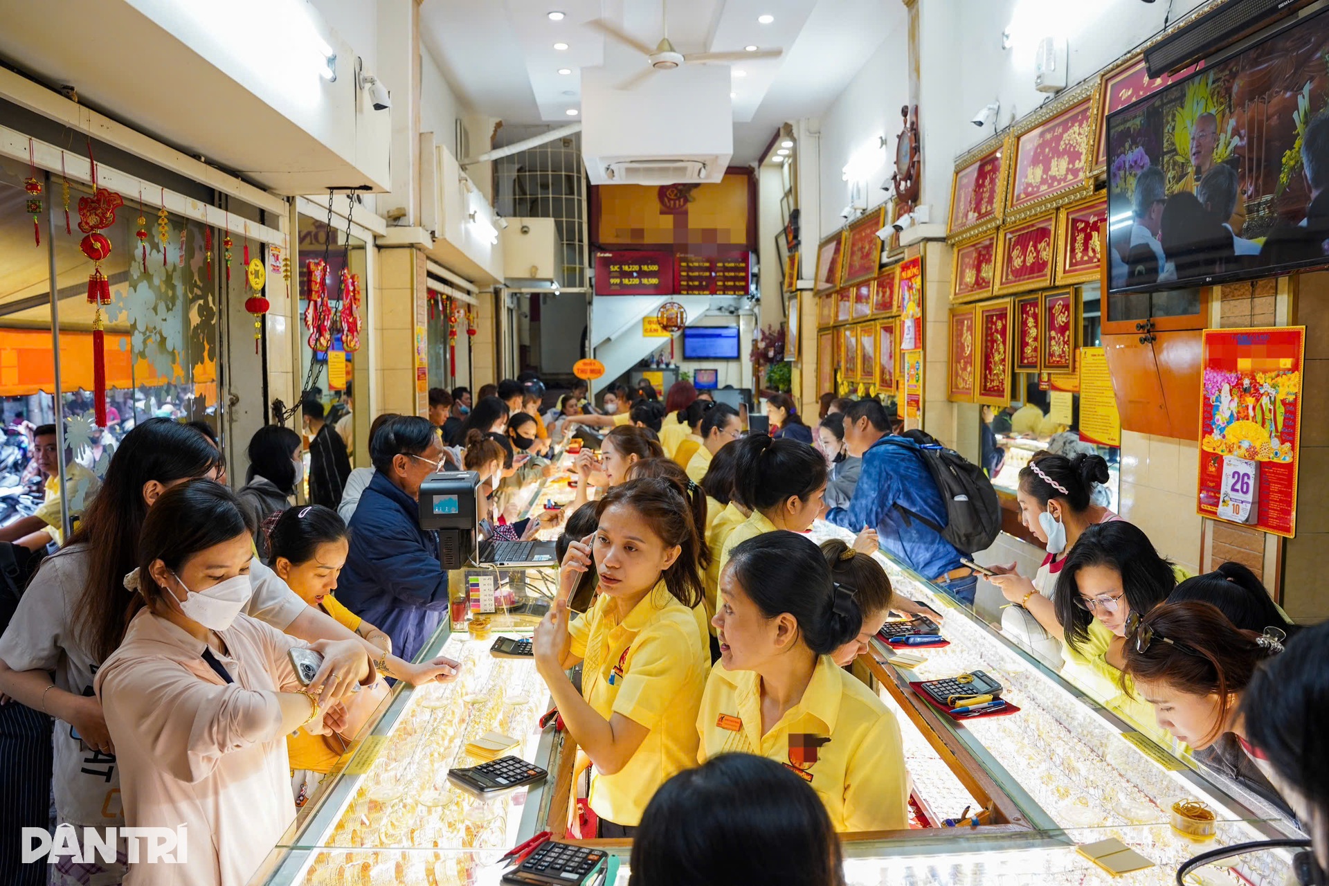 Dòng người đội mưa mua vàng ngày vía Thần Tài, vàng miếng mini cháy hàng - 12