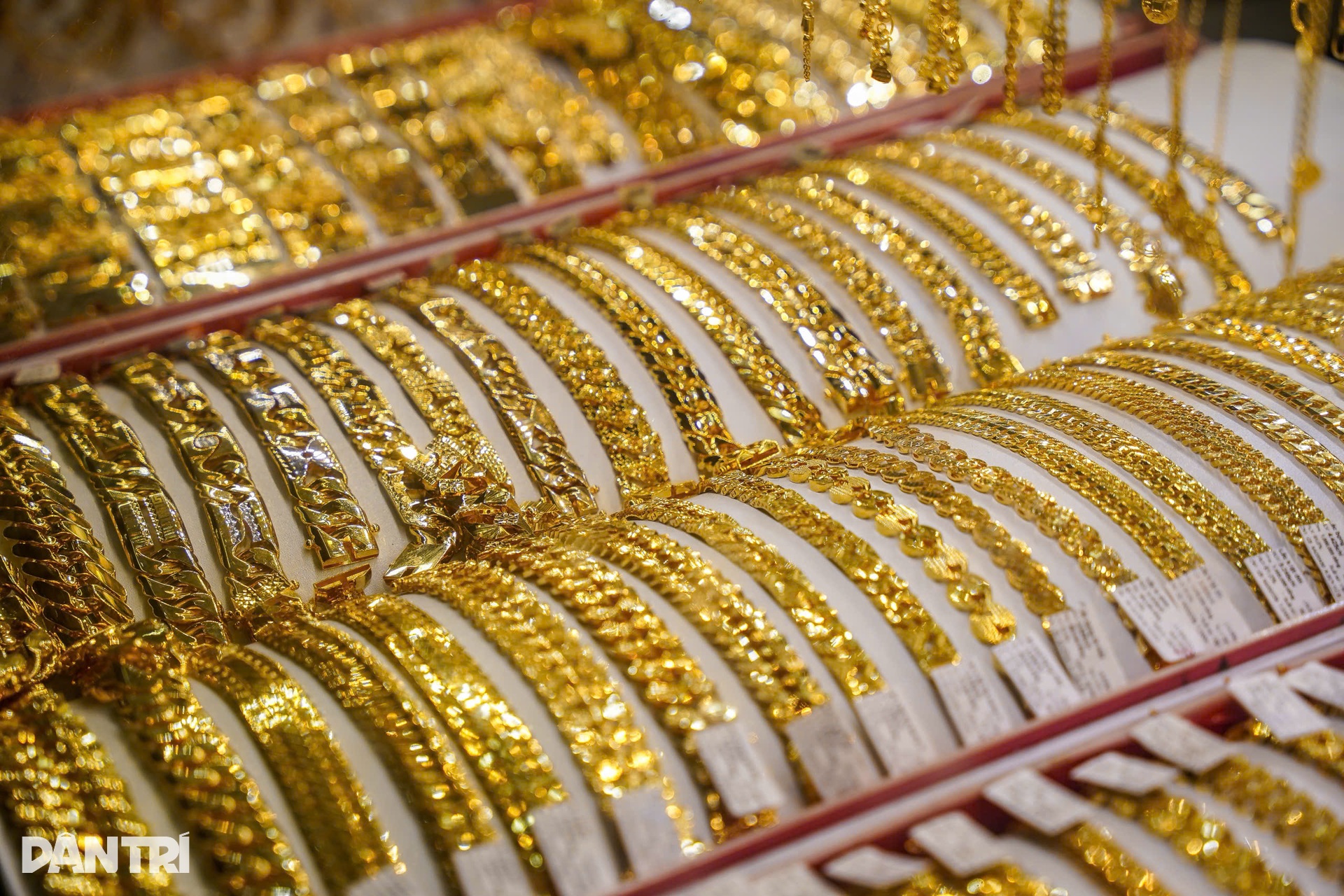 Dòng người đội mưa mua vàng ngày vía Thần Tài, vàng miếng mini cháy hàng - 13