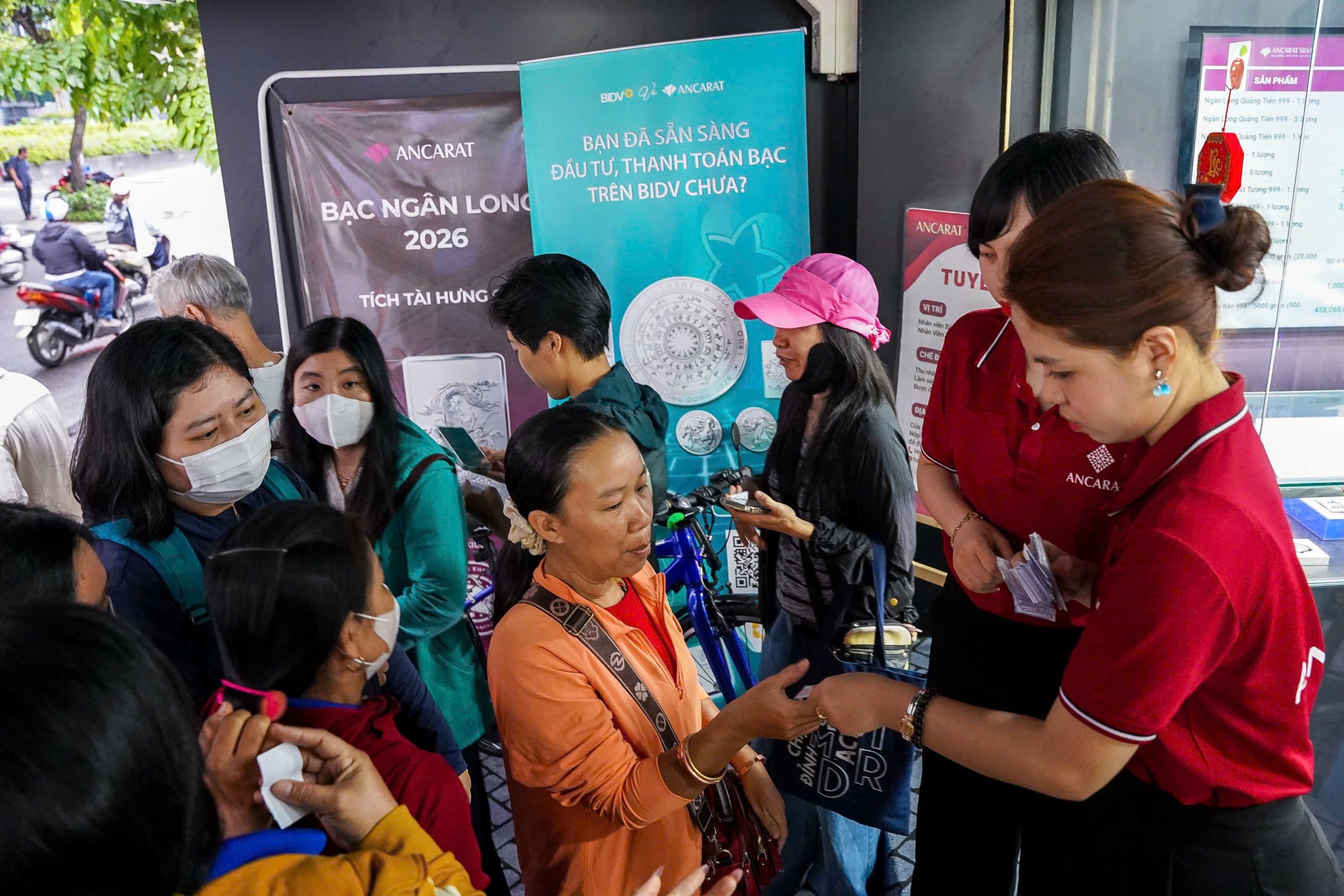 Giá bạc hôm nay 26-2: Điều bất ngờ tại các cửa hàng bạc ngày vía Thần Tài- Ảnh 2. Giá bạc hôm nay 26-2: Điều bất ngờ tại các cửa hàng bạc ngày vía Thần Tài- Ảnh 2.