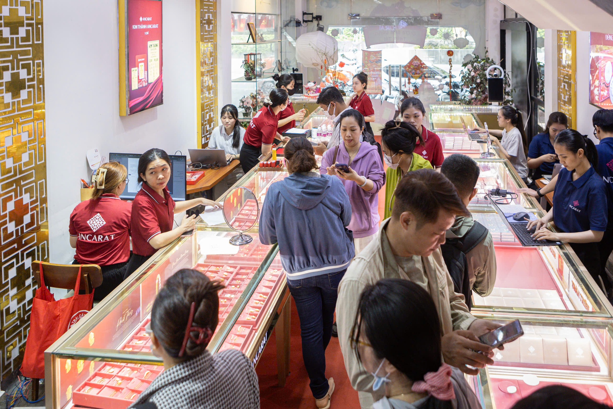 Giá bạc hôm nay 26-2: Điều bất ngờ tại các cửa hàng bạc ngày vía Thần Tài- Ảnh 3. Giá bạc hôm nay 26-2: Điều bất ngờ tại các cửa hàng bạc ngày vía Thần Tài- Ảnh 3.