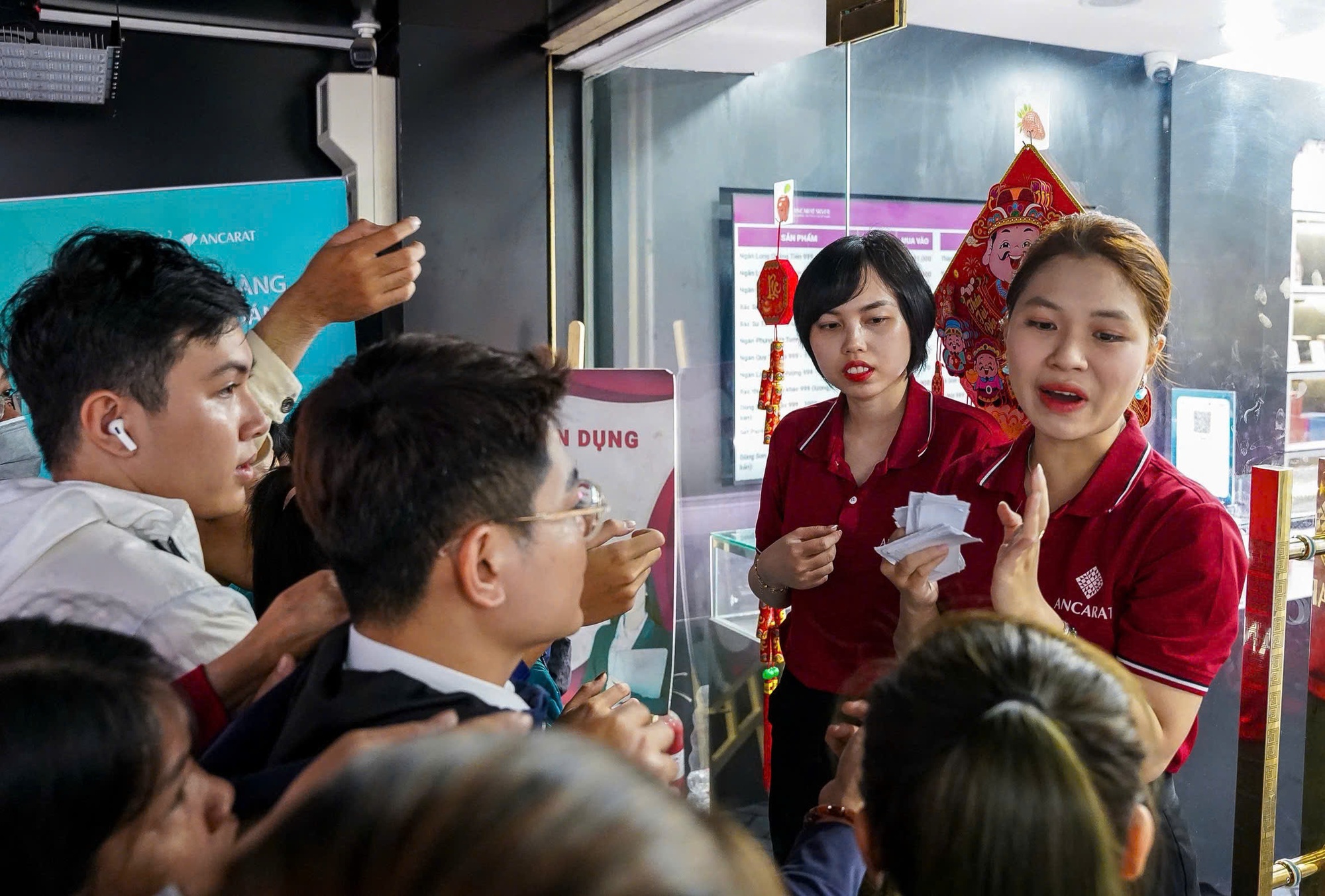 Giá bạc hôm nay 26-2: Điều bất ngờ tại các cửa hàng bạc ngày vía Thần Tài- Ảnh 5. Giá bạc hôm nay 26-2: Điều bất ngờ tại các cửa hàng bạc ngày vía Thần Tài- Ảnh 5.