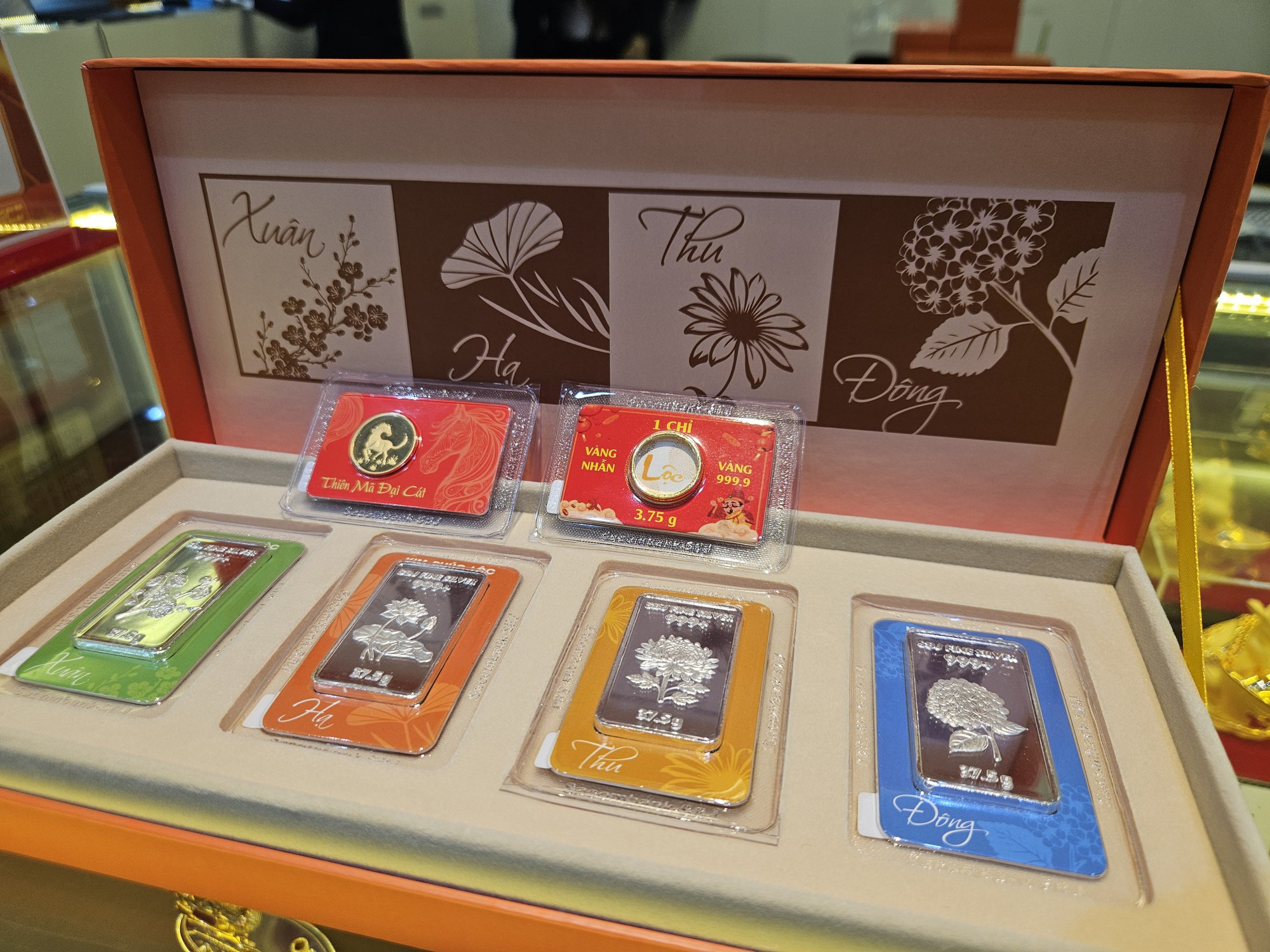 Giá bạc hôm nay 26-2: Điều bất ngờ tại các cửa hàng bạc ngày vía Thần Tài- Ảnh 6. Giá bạc hôm nay 26-2: Điều bất ngờ tại các cửa hàng bạc ngày vía Thần Tài- Ảnh 6.