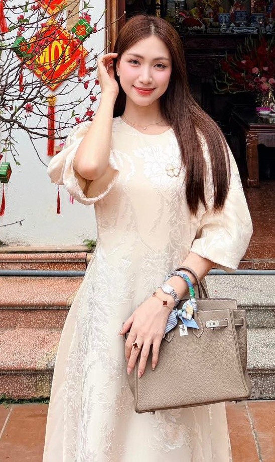 Theo Vogue, dòng Hermes Birkin được mệnh danh "thời trang của giới thượng lưu" hay "mang tính biểu tượng toàn cầu". Khi phối đồ với phụ kiện xa xỉ, Hòa Minzy chọn phong cách trang điểm và làm tóc tự nhiên.