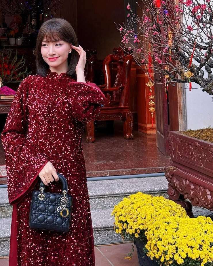 Mẫu túi tương tự được cô xách du xuân vào năm 2025.