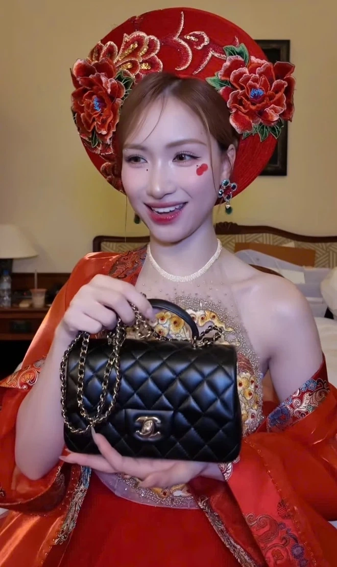 Hòa Minzy phối áo dài với loạt túi hiệu - 10