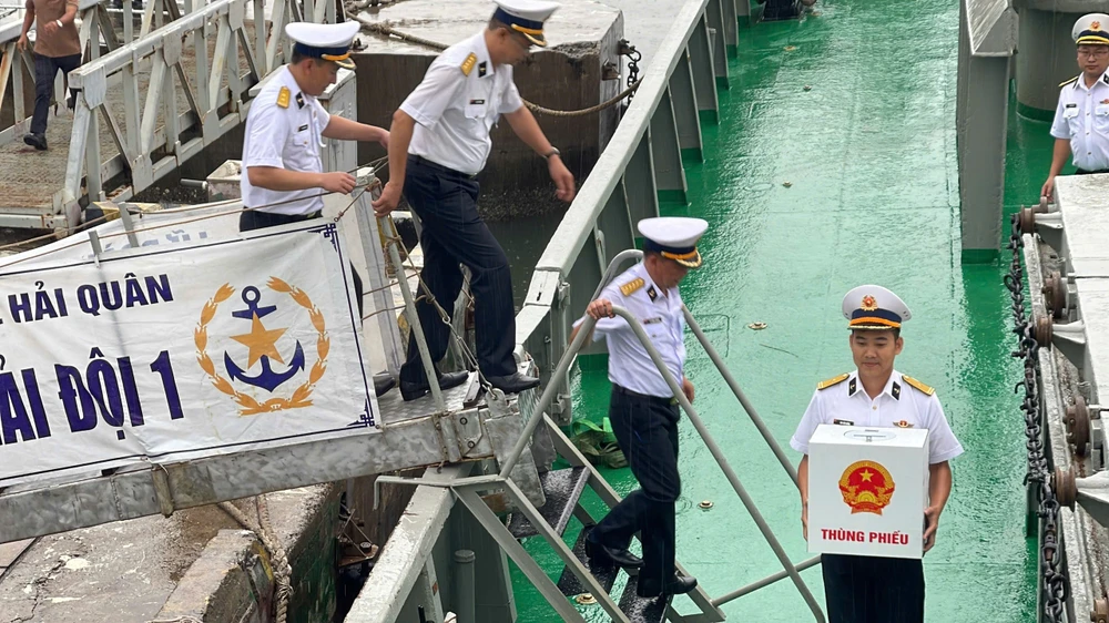 Việc đưa thùng phiếu lên tàu được tiến hành trang trọng, đúng quy định. Ảnh: VĐ bau-cu-som-h3.jpg