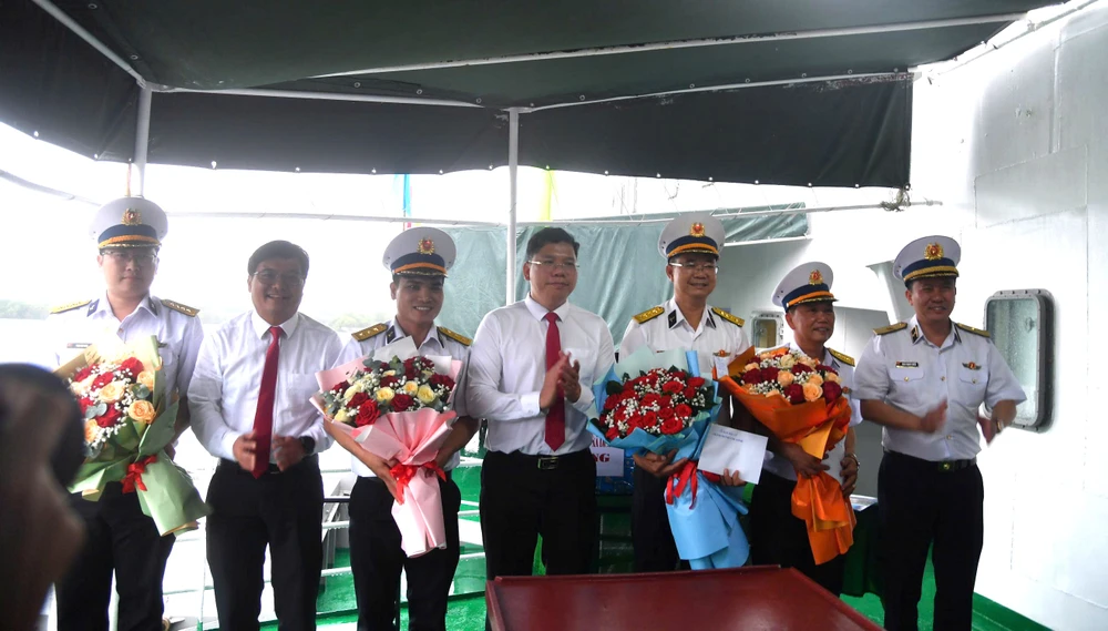Ông Hoàng Nguyên Dinh, Ủy viên Ban Thường vụ Thành ủy, Phó Chủ tịch UBND TP.HCM cùng lãnh đạo Vùng 2 Hải quân, xã Long Sơn tặng hoa và quà động viên các tàu lên đường làm nhiệm vụ. bau-cu-som-h6.jpg