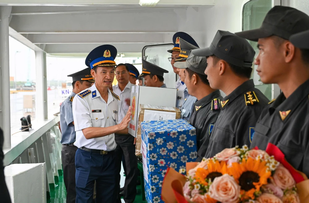 Đại tá Lê Văn Tú, Chính ủy Vùng Cảnh sát biển 3 và thành viên Ban chỉ đạo khu vực bỏ phiếu số 10 phường Phước Thắng tặng hoa, quà động viên các lực lượng. Ảnh: ĐỨC ĐỊNH Đại tá Lê Văn Tú và các thành viên trong ban chỉ đạo của khu vực bỏ phiếu số 10 phường Phước Thắng.jpg