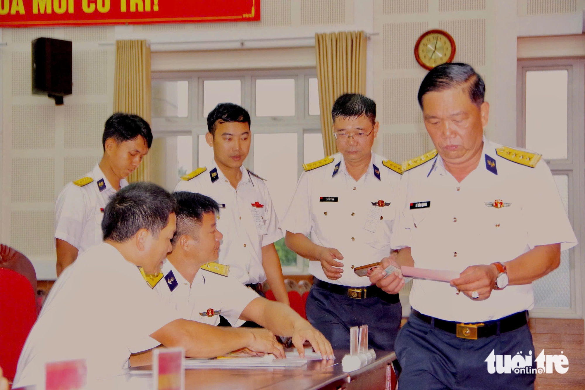 Chiến sĩ Vùng 2 Hải quân bỏ phiếu sớm tại TP.HCM, lên tàu Trường Sa đi làm nhiệm vụ 1 Chiến sĩ Vùng 2 Hải quân bỏ phiếu sớm tại TP.HCM, lên tàu Trường Sa đi làm nhiệm vụ - Ảnh 3.