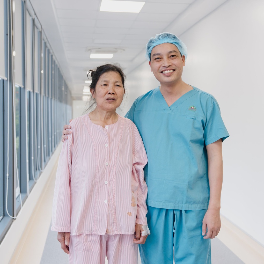 Cụ bà 73 tuổi đau lưng dữ dội, nằm liệt giường sau cái kéo tay của cháu - 2