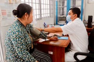 Những thầy thuốc dành cả thanh xuân kiên cường bám đảo