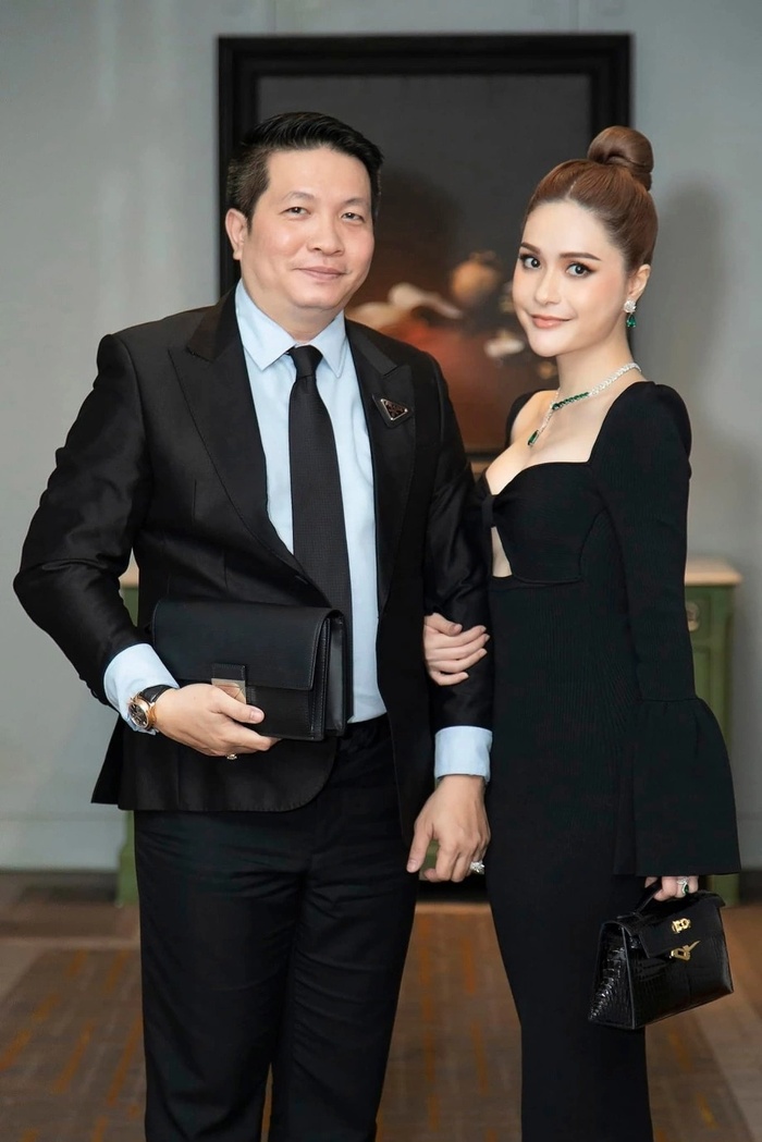 Nữ ca sĩ Vbiz chơi lớn mua 100 cây vàng ngày vía Thần Tài, nay biến mất đầy bí ẩn 7 Nữ ca sĩ Vbiz chơi lớn mua 100 cây vàng ngày vía Thần Tài, nay biến mất đầy bí ẩn