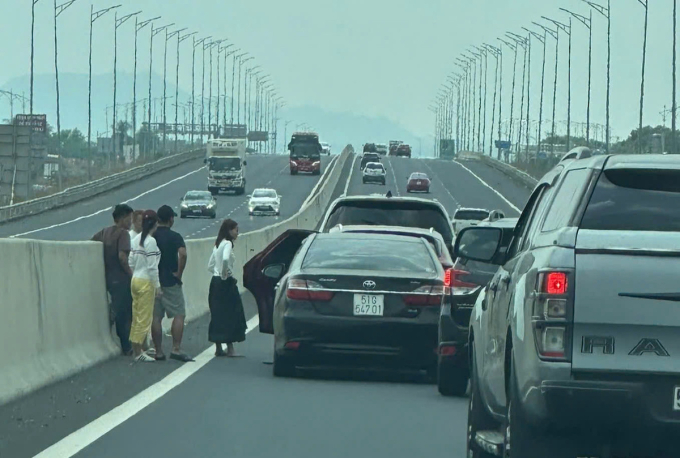 Hiện trường vụ tai nạn giữa 3 ôtô làn trái gần nút giao Trạm dừng chân Đại Phú, cao tốc Phan Thiết - Dầu Giây, trưa 23/2. Ảnh: Thái Hà