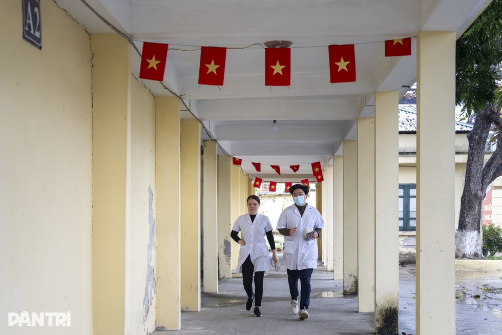 Những blouse trắng gác tuổi xuân làm bảo mẫu trọn đời ở làng anh hùng - 2