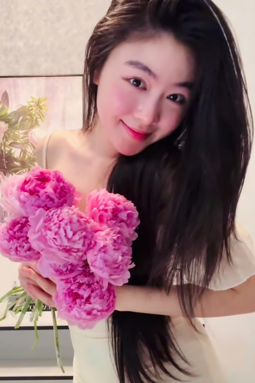 Hot girl Lọ Lem khoe tài “cầm kỳ thi họa”, video 1 phút hút triệu lượt xem - 2