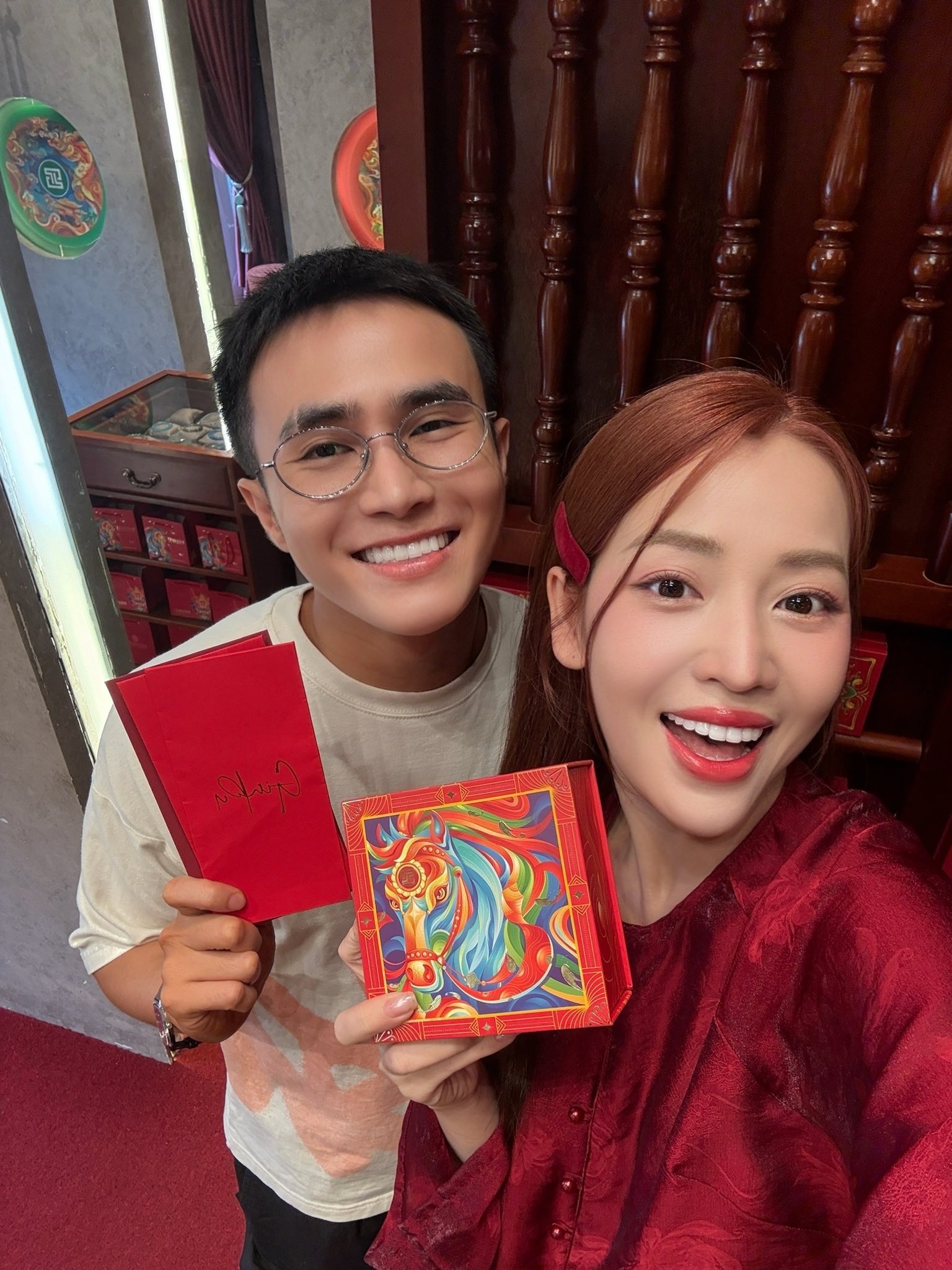 Showbiz Việt ngày Vía Thần tài: Lan Ngọc tặng vàng, 1 sao nữ dâng mâm cúng toàn tiền vàng gây choáng! - Ảnh 3.