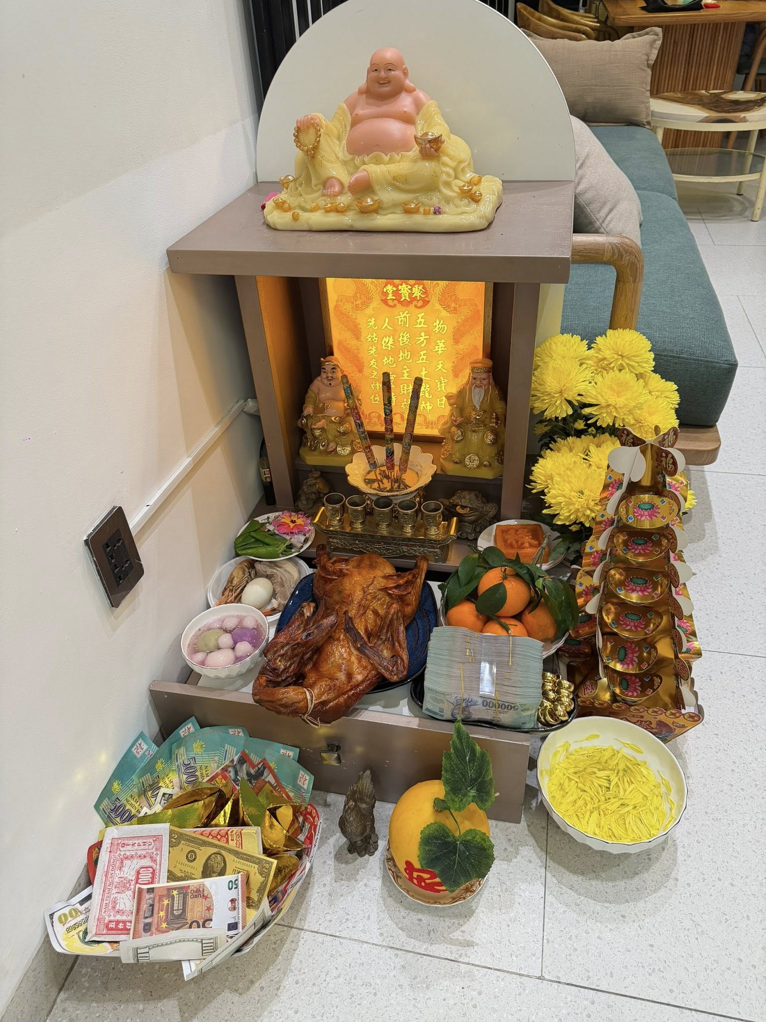 Showbiz Việt ngày Vía Thần tài: Lan Ngọc tặng vàng, 1 sao nữ dâng mâm cúng toàn tiền vàng gây choáng! - Ảnh 7.