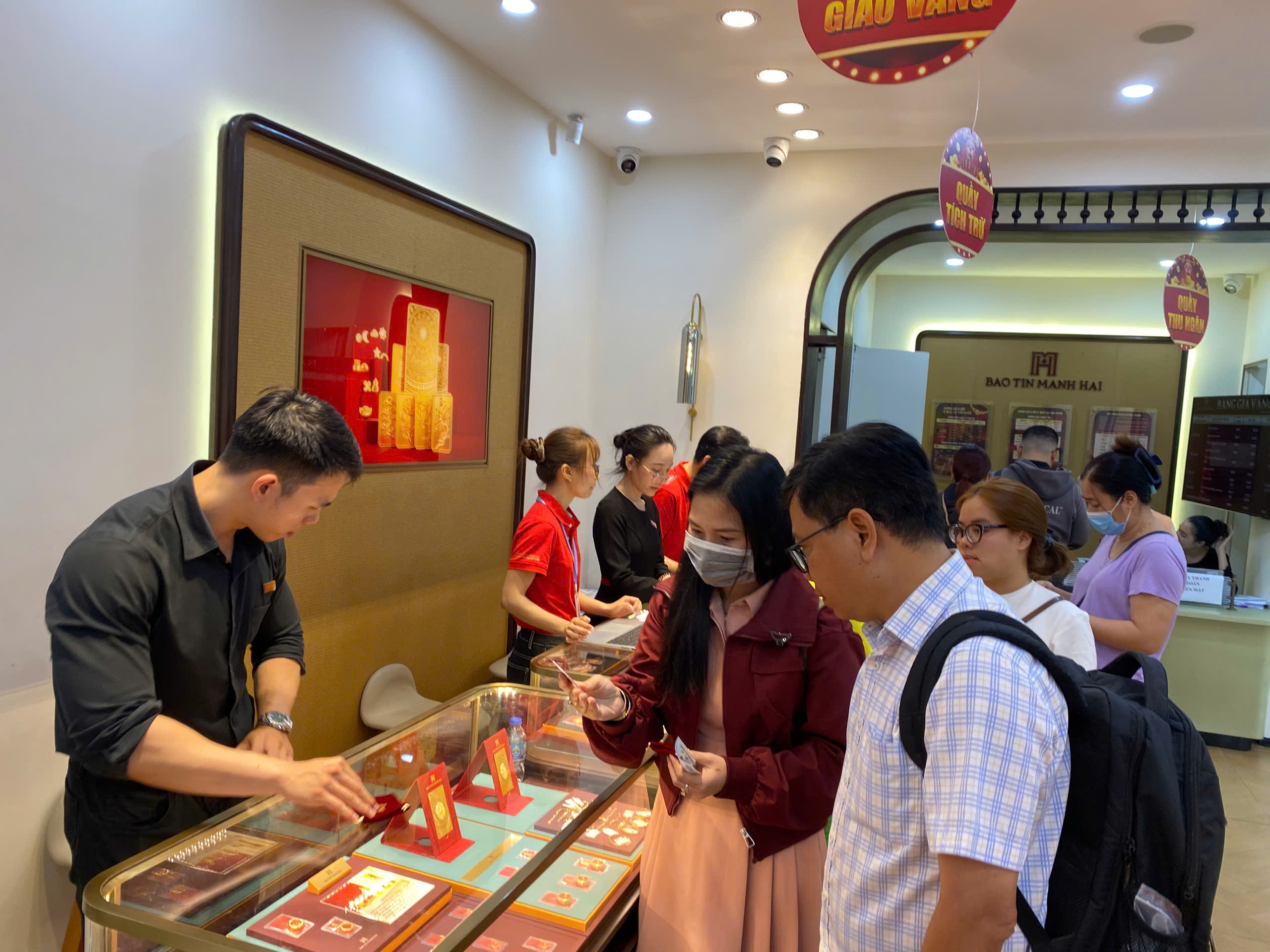 Cuối ngày Thần Tài, giá vàng miếng SJC bất ngờ giảm, khách nhộn nhịp đi mua - Ảnh 8.