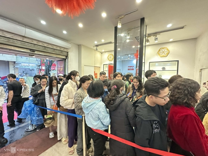 Người dân xếp hàng chờ mua vàng, bạc sáng tại cửa hàng Phú Quý trên phố Trần Nhân Tô g lúc 10h sáng ngày Thần Tài. Ảnh: Việt Hưng