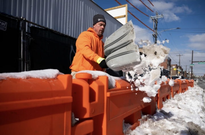 Bão tuyết 'quái vật' đổ xuống bờ Đông nước Mỹ, gió giật 133km/h- Ảnh 4.
