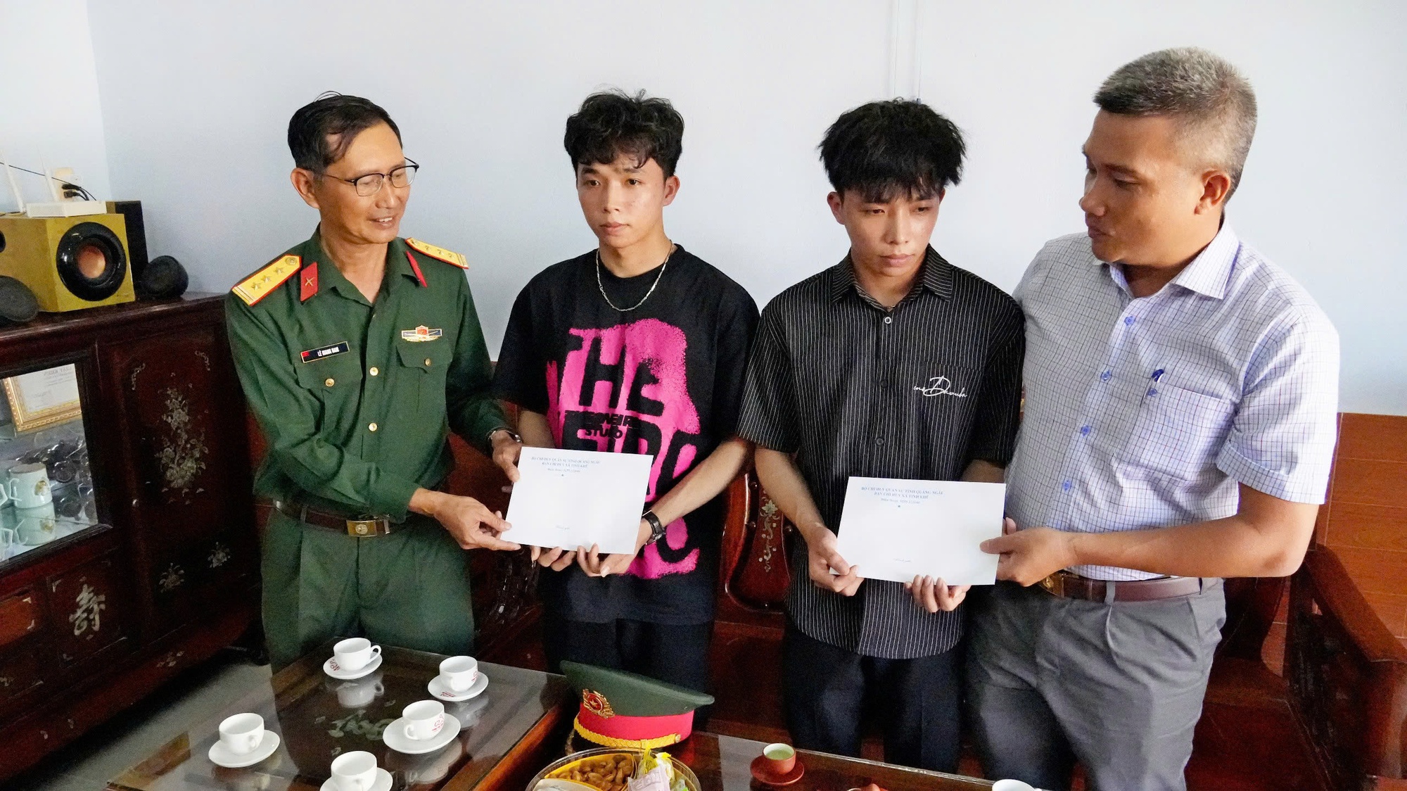 Hai anh em Hạnh - Phúc cùng nhiều cặp song sinh ở Quảng Ngãi viết đơn tình nguyện nhập ngũ- Ảnh 5.