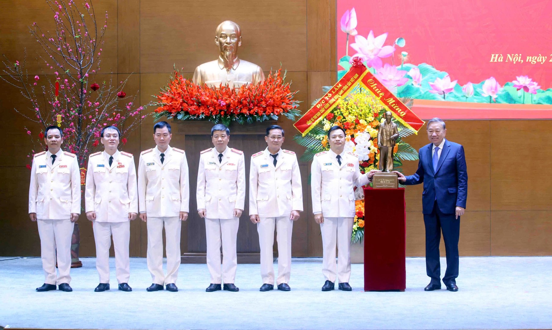 Tổng Bí thư Tô Lâm thăm và chúc Tết lực lượng An ninh điều tra năm 2026 - Ảnh 4.