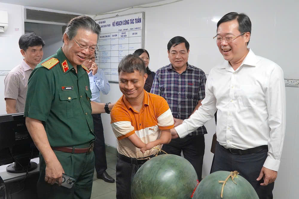 Lãnh đạo TP.HCM thăm các cán bộ lão thành ngành y tế nhân ngày 27-2 2 Lãnh đạo TP.HCM thăm các cán bộ lão thành ngành y tế nhân ngày 27-2 - Ảnh 2.